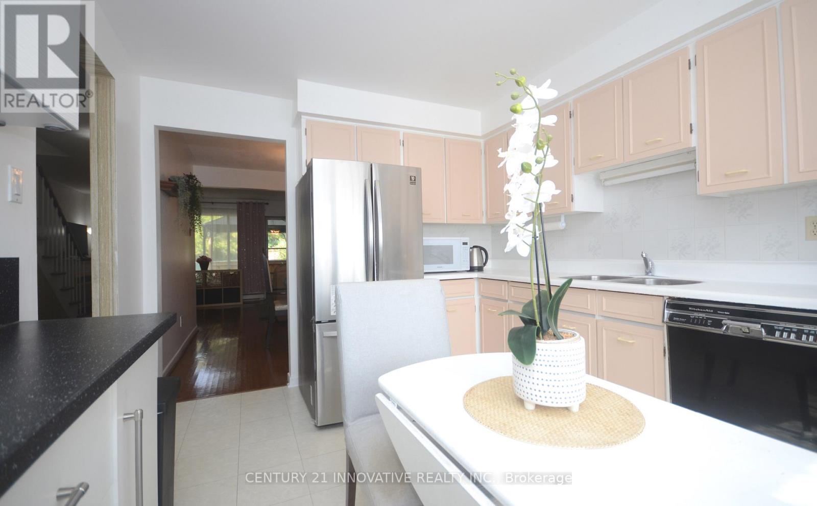 9 Candy Courtway, Toronto, Ontario  M2R 2Y7 - Photo 4 - C12399046