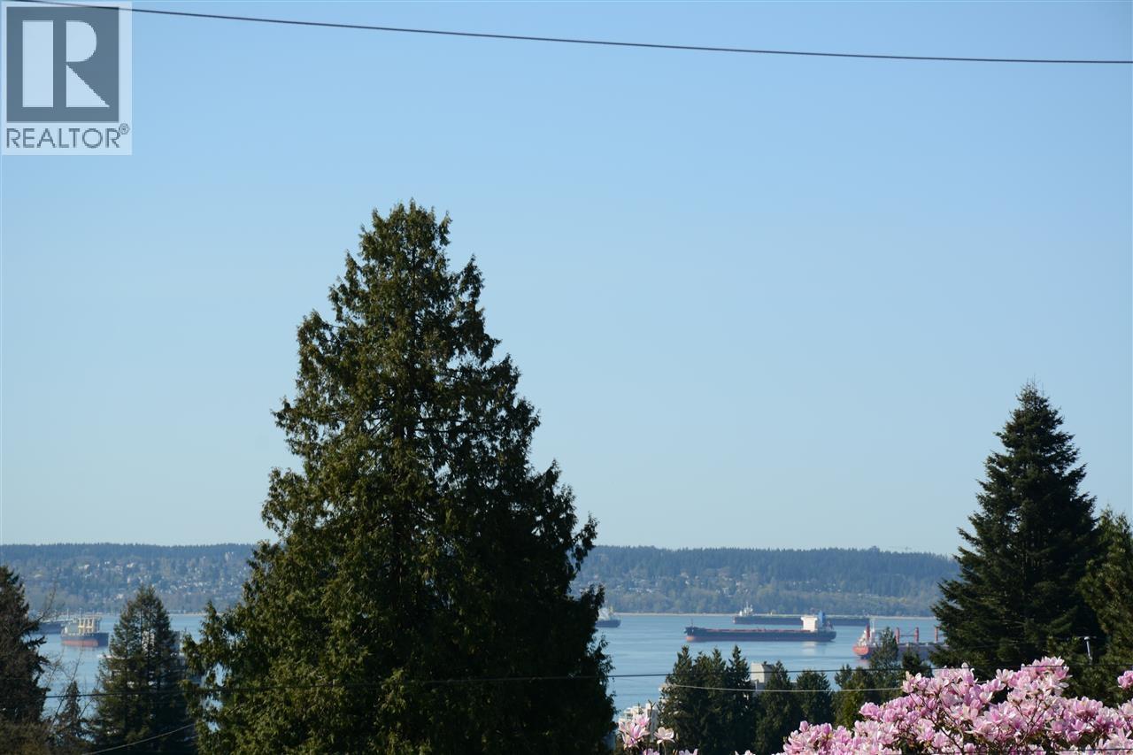 Property at 1361 LAWSON AVENUE image 2