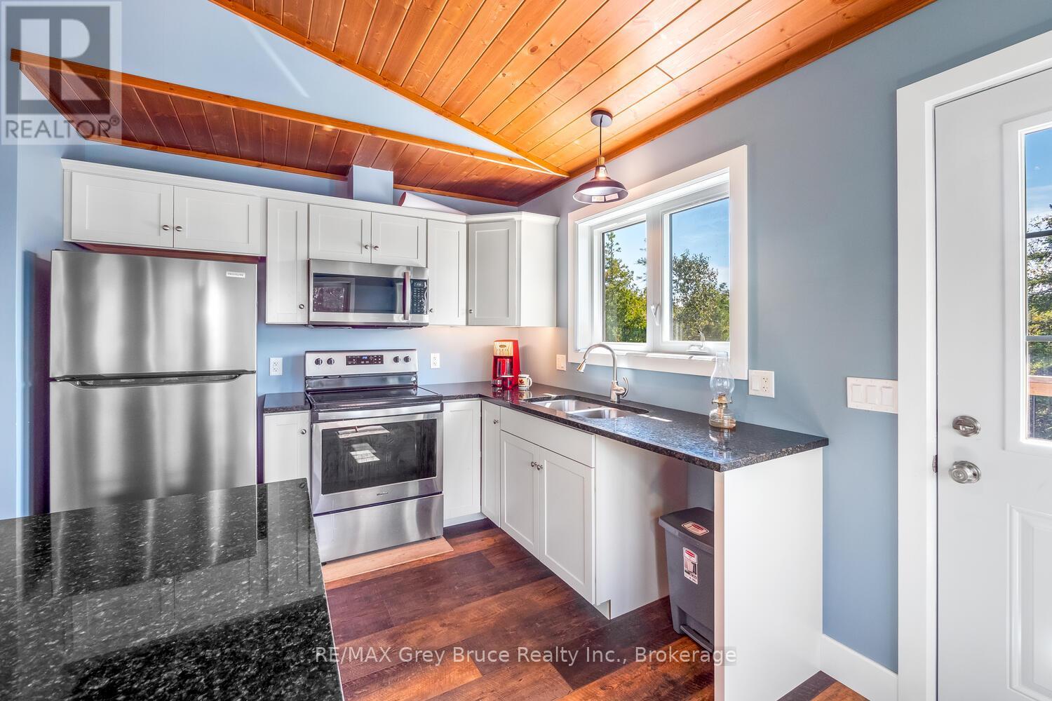 38 Bay Shore Avenue S, Northern Bruce Peninsula, Ontario  N0H 2R0 - Photo 24 - X12399127