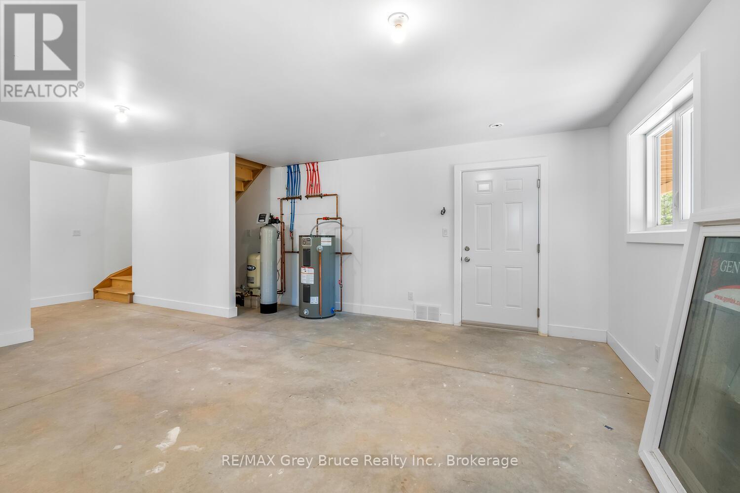 38 Bay Shore Avenue S, Northern Bruce Peninsula, Ontario  N0H 2R0 - Photo 34 - X12399127