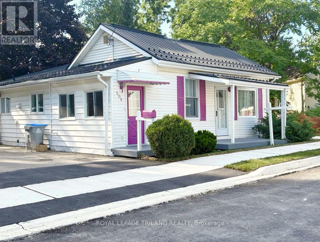 209 Water Street, Lucan Biddulph, Ontario  N0M 2J0 - Photo 2 - X12249756