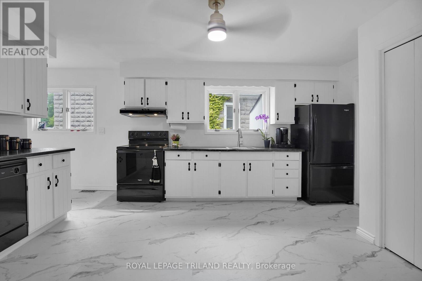 209 Water Street, Lucan Biddulph, Ontario  N0M 2J0 - Photo 5 - X12249756