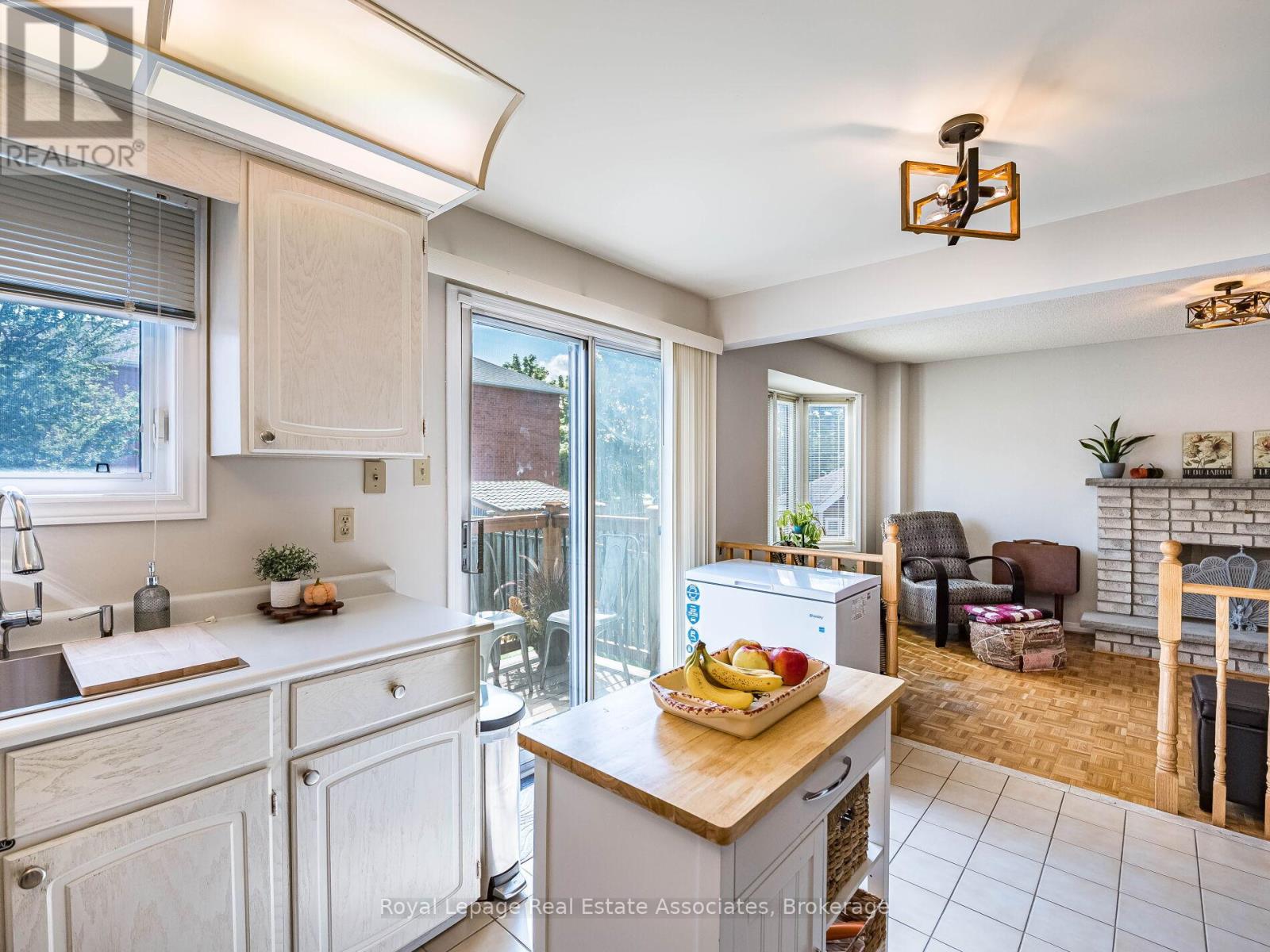 6033 Duford Drive, Mississauga, Ontario  L5V 1A8 - Photo 12 - W12399117