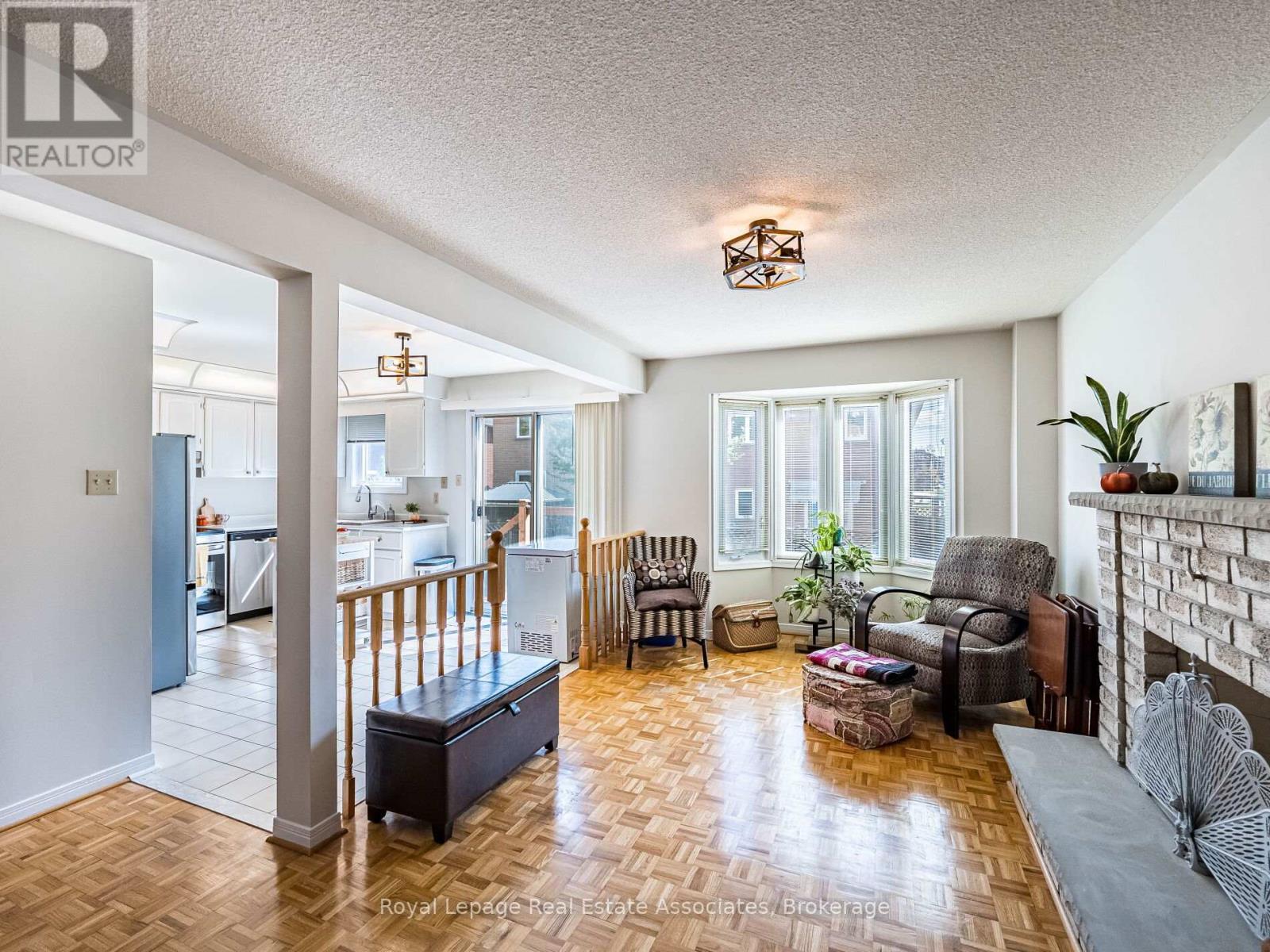 6033 Duford Drive, Mississauga, Ontario  L5V 1A8 - Photo 7 - W12399117