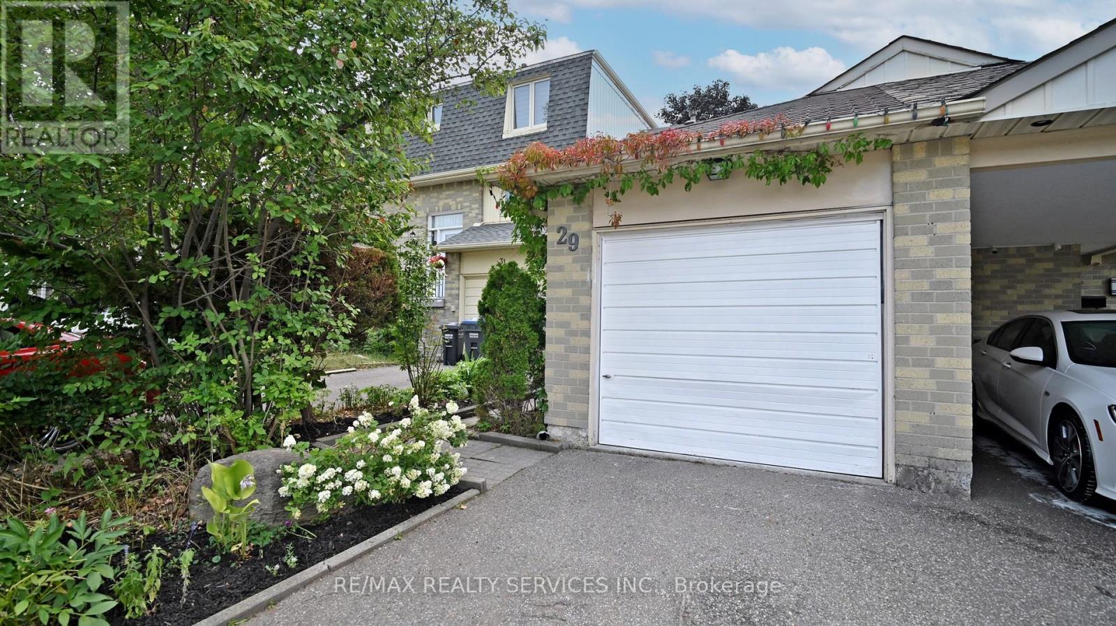 29 Primrose Crescent, Brampton, Ontario  L6Z 1E1 - Photo 5 - W12396531