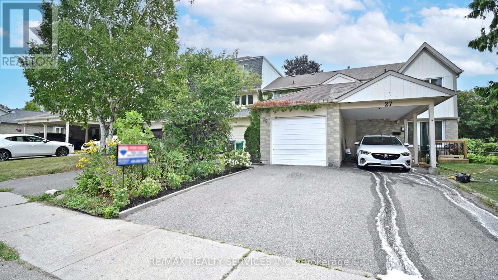 29 Primrose Crescent, Brampton, Ontario  L6Z 1E1 - Photo 2 - W12396531