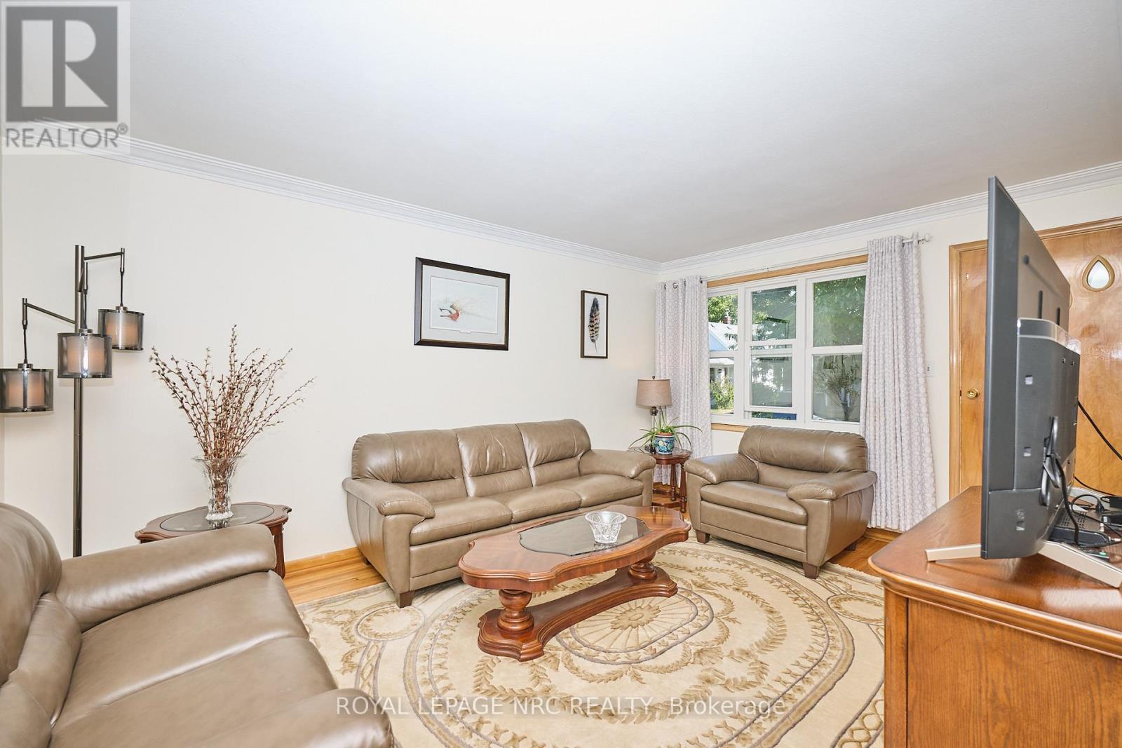 53 Concord Avenue, St. Catharines, Ontario  L2M 5N7 - Photo 5 - X12399136