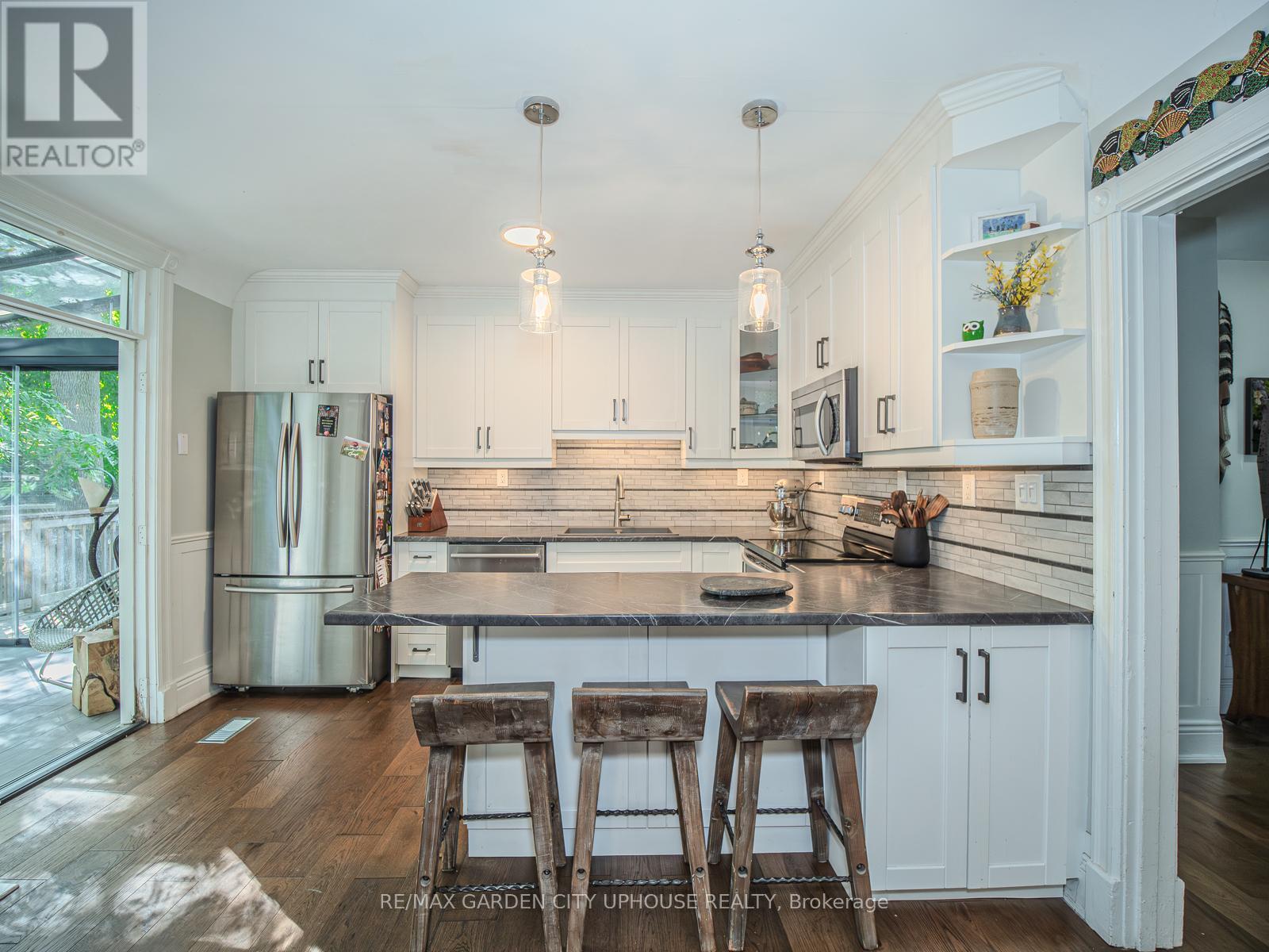 26 Mountain Street, Grimsby, Ontario  L3M 3K1 - Photo 12 - X12399139