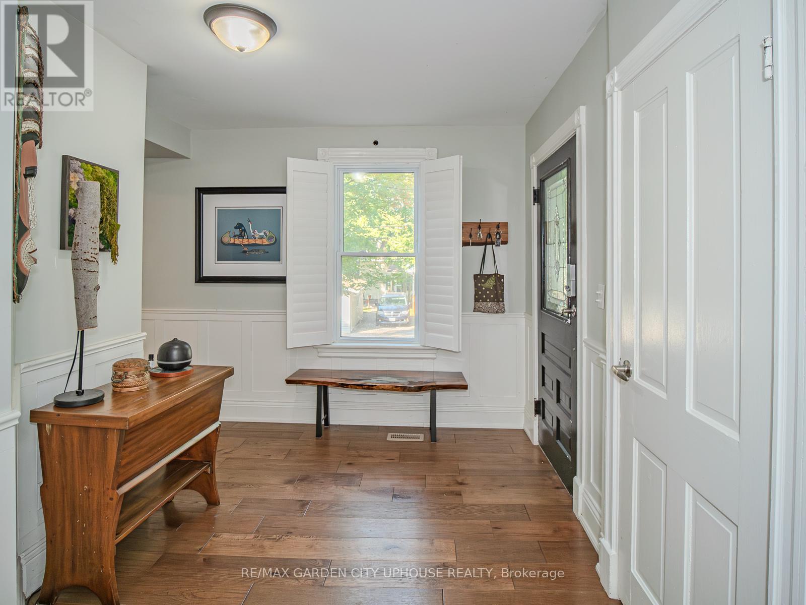 26 Mountain Street, Grimsby, Ontario  L3M 3K1 - Photo 6 - X12399139