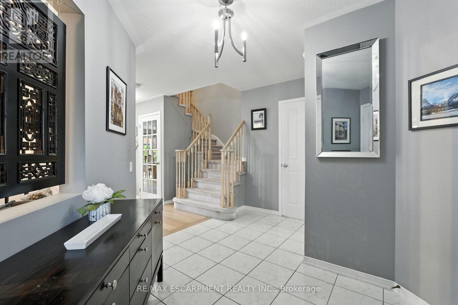 88 Grindstone Way, Hamilton, Ontario  L9H 7B5 - Photo 4 - X12398446