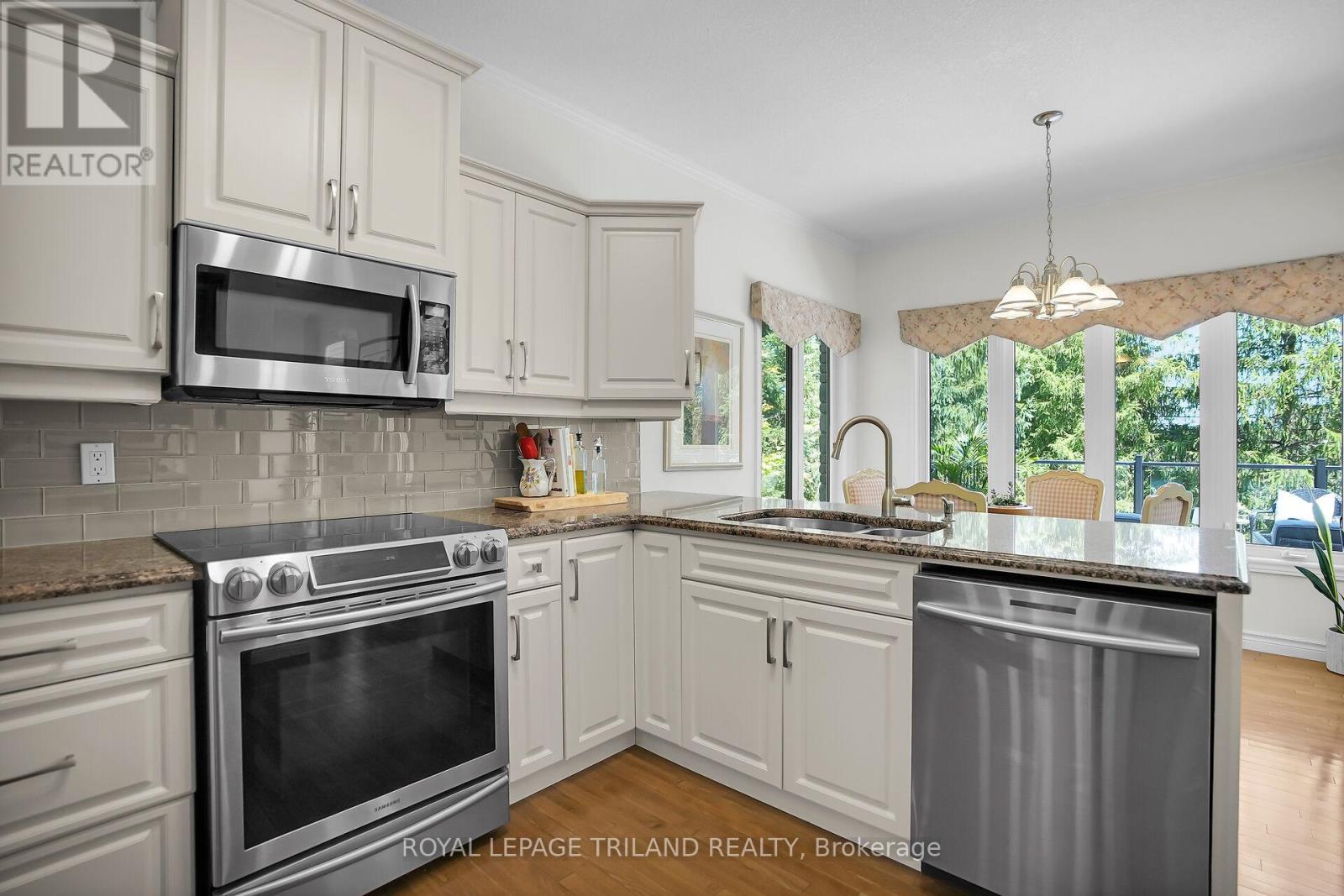 26 Butternut Lane, London South, Ontario  N6K 4J4 - Photo 12 - X12399157