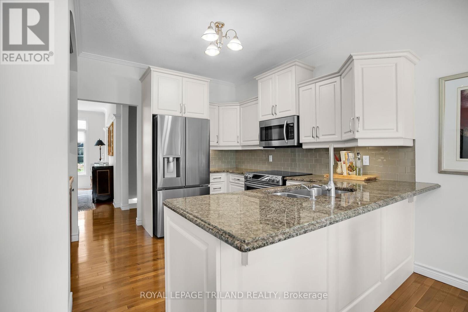 26 Butternut Lane, London South, Ontario  N6K 4J4 - Photo 14 - X12399157