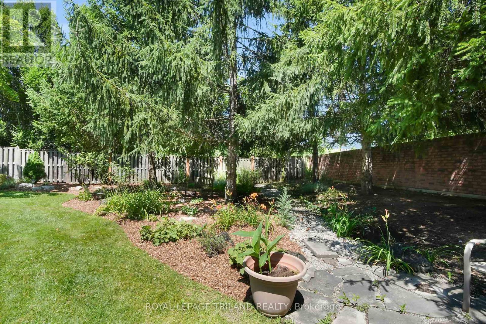 26 Butternut Lane, London South, Ontario  N6K 4J4 - Photo 36 - X12399157