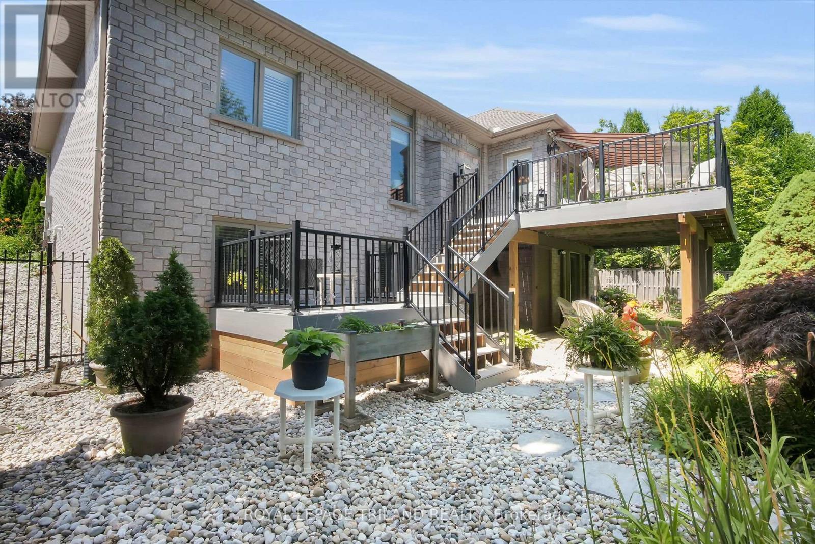 26 Butternut Lane, London South, Ontario  N6K 4J4 - Photo 39 - X12399157