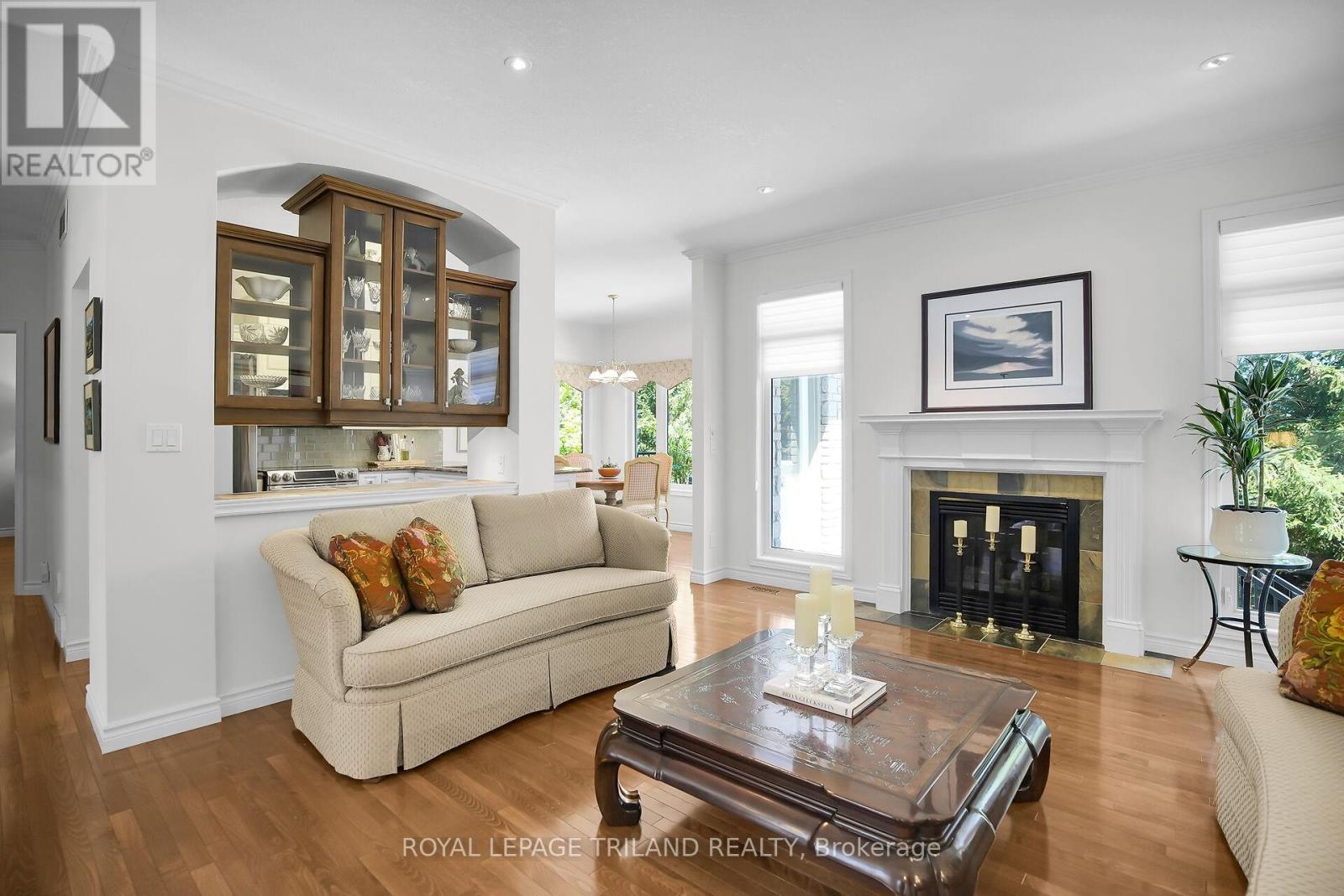 26 Butternut Lane, London South, Ontario  N6K 4J4 - Photo 4 - X12399157