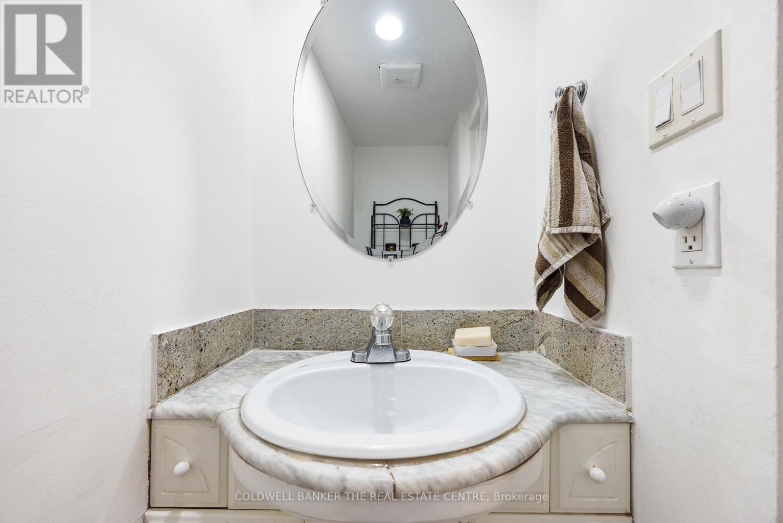 23 Riviera Drive W, Vaughan, Ontario  L4K 2H9 - Photo 3 - N12399145