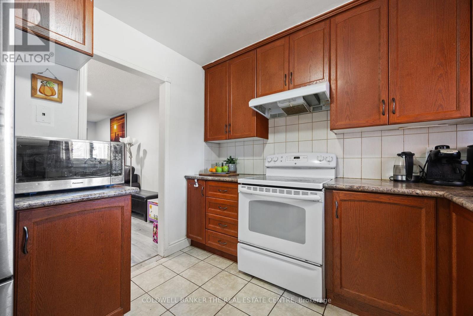 23 Riviera Drive W, Vaughan, Ontario  L4K 2H9 - Photo 5 - N12399145