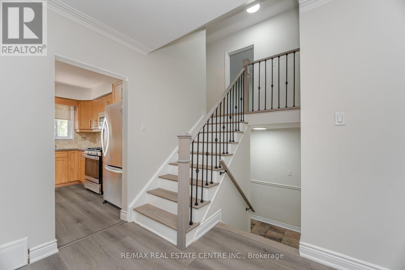 525 Swann Drive, Oakville, Ontario  L6L 3W9 - Photo 23 - W12399173