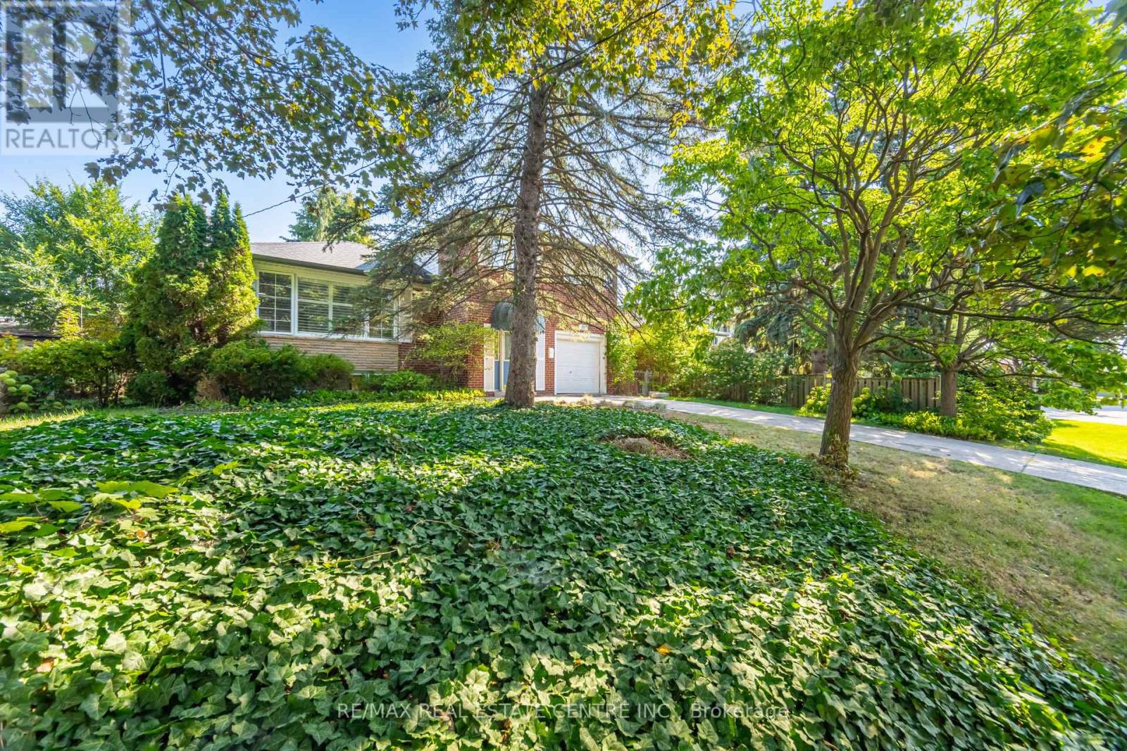 525 Swann Drive, Oakville, Ontario  L6L 3W9 - Photo 4 - W12399173
