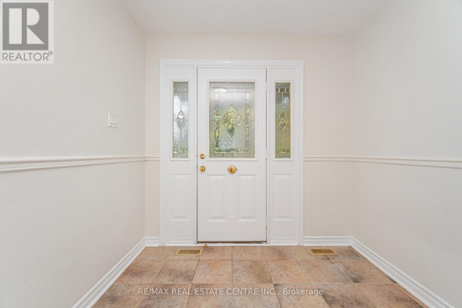 525 Swann Drive, Oakville, Ontario  L6L 3W9 - Photo 6 - W12399173