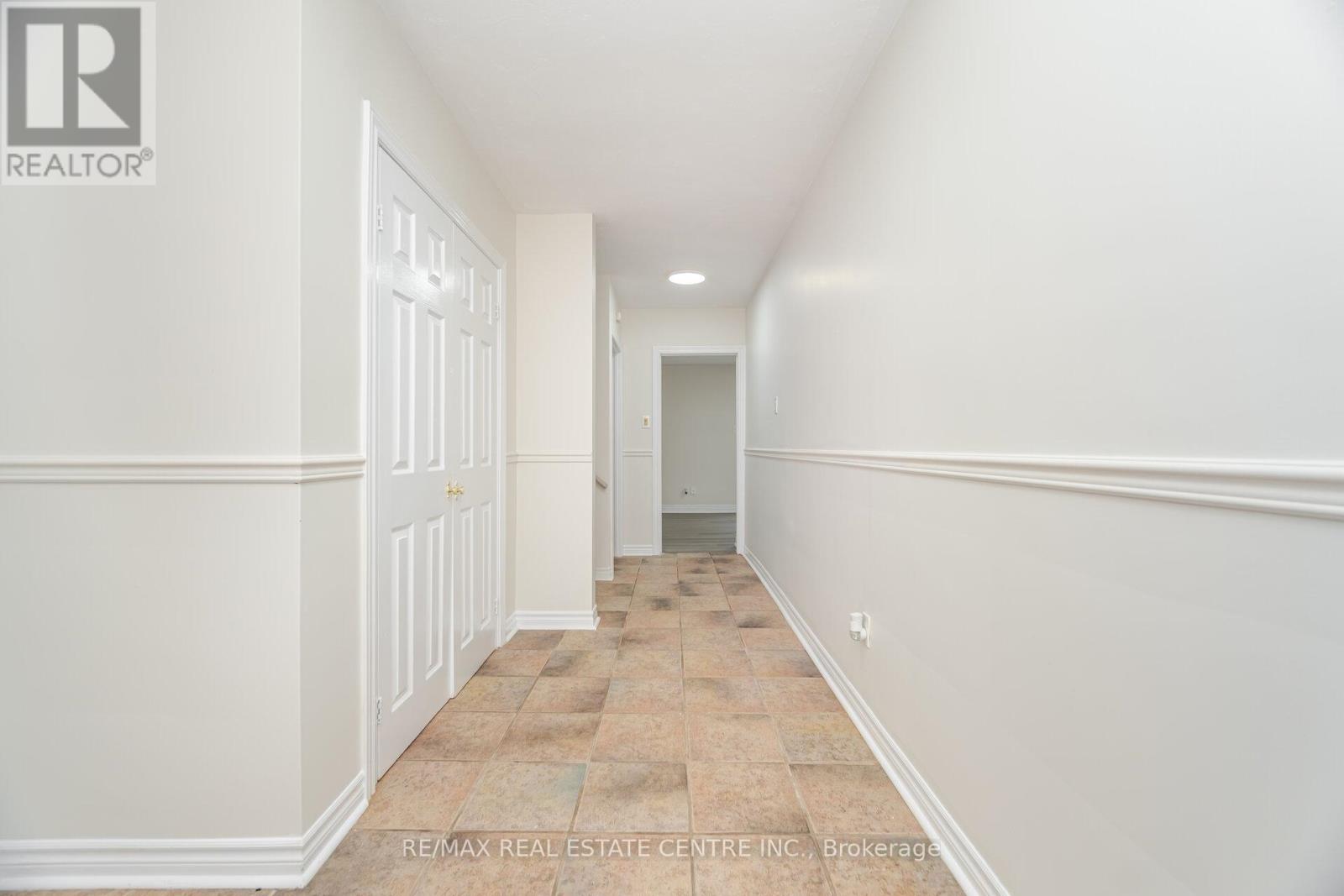 525 Swann Drive, Oakville, Ontario  L6L 3W9 - Photo 7 - W12399173