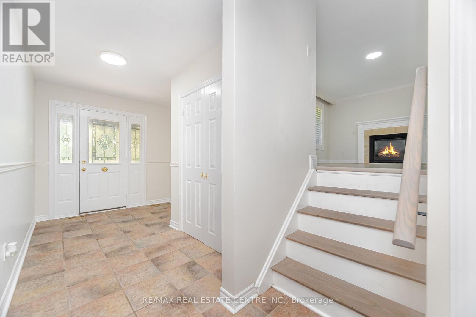 525 Swann Drive, Oakville, Ontario  L6L 3W9 - Photo 8 - W12399173