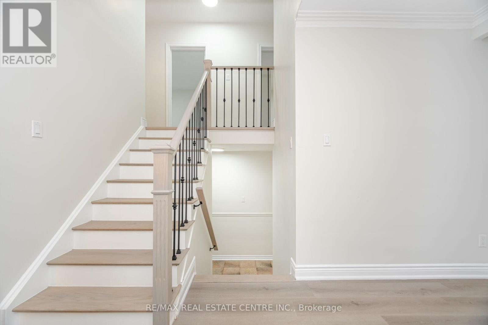 525 Swann Drive, Oakville, Ontario  L6L 3W9 - Photo 9 - W12399173