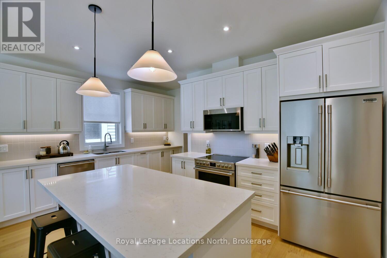 11 Locke Avenue, Clearview, Ontario  L0M 1S0 - Photo 17 - S12399273