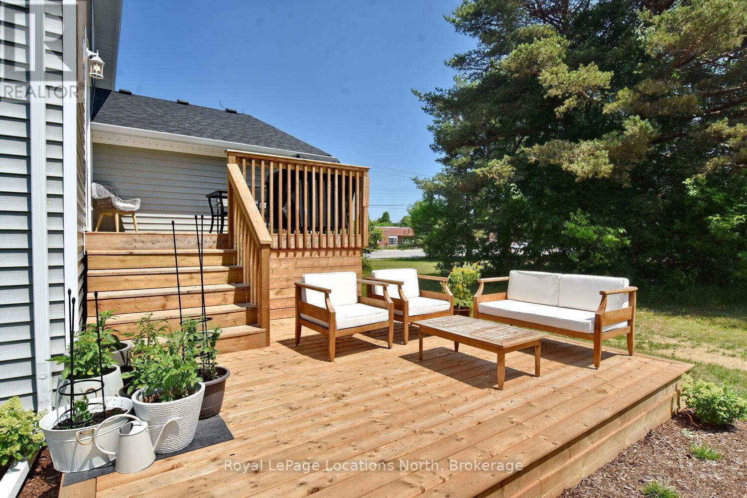 11 Locke Avenue, Clearview, Ontario  L0M 1S0 - Photo 3 - S12399273