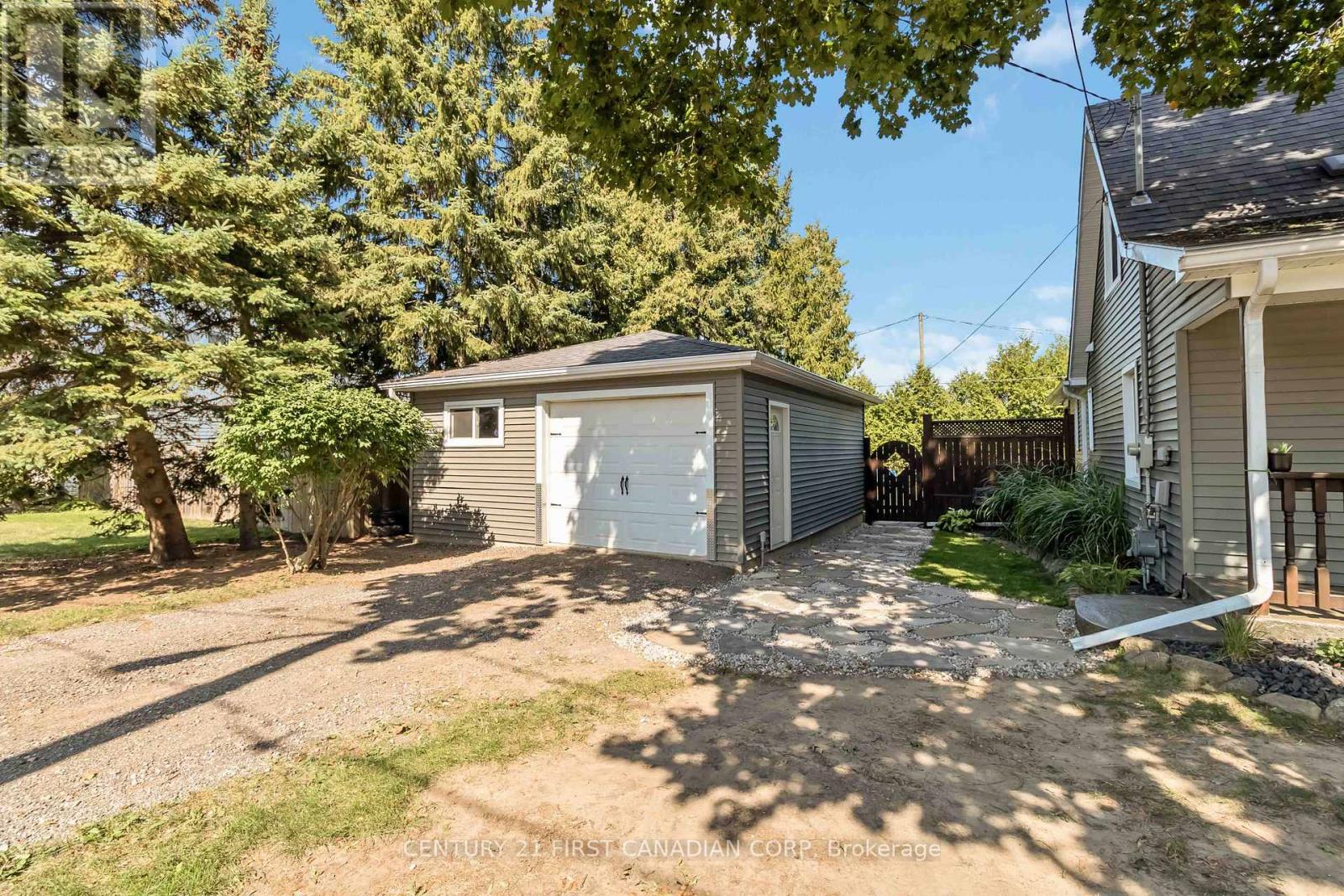 Property at 16 CHURCHILL DRIVE image 4