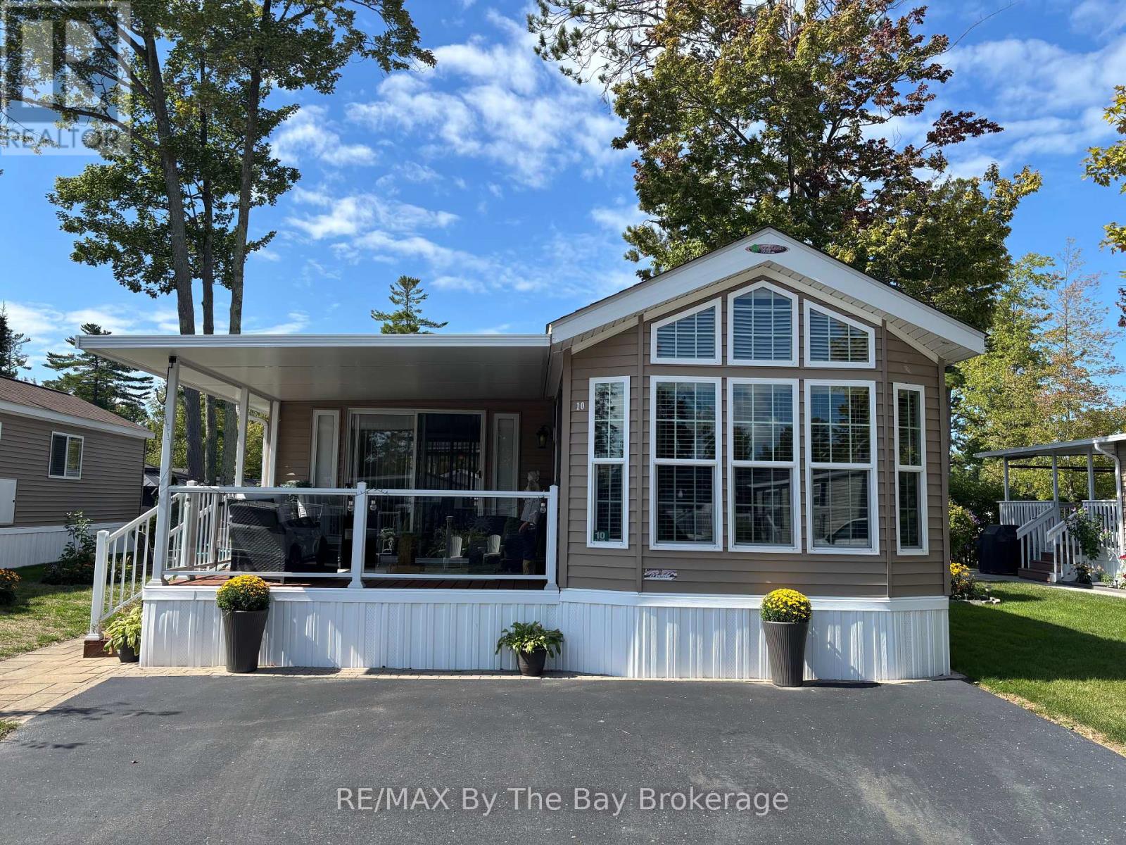 10 White Pines Trail, Wasaga Beach, Ontario  L9Z 1X7 - Photo 2 - S12399457