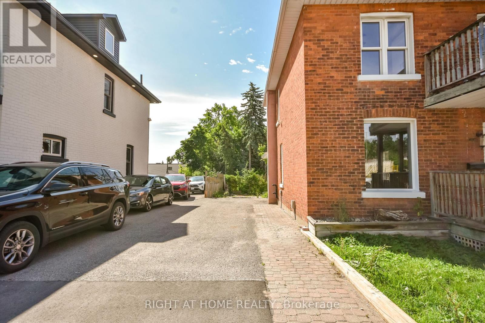 9 Sophia Street W, Barrie, Ontario  L4N 1H9 - Photo 2 - S12399229