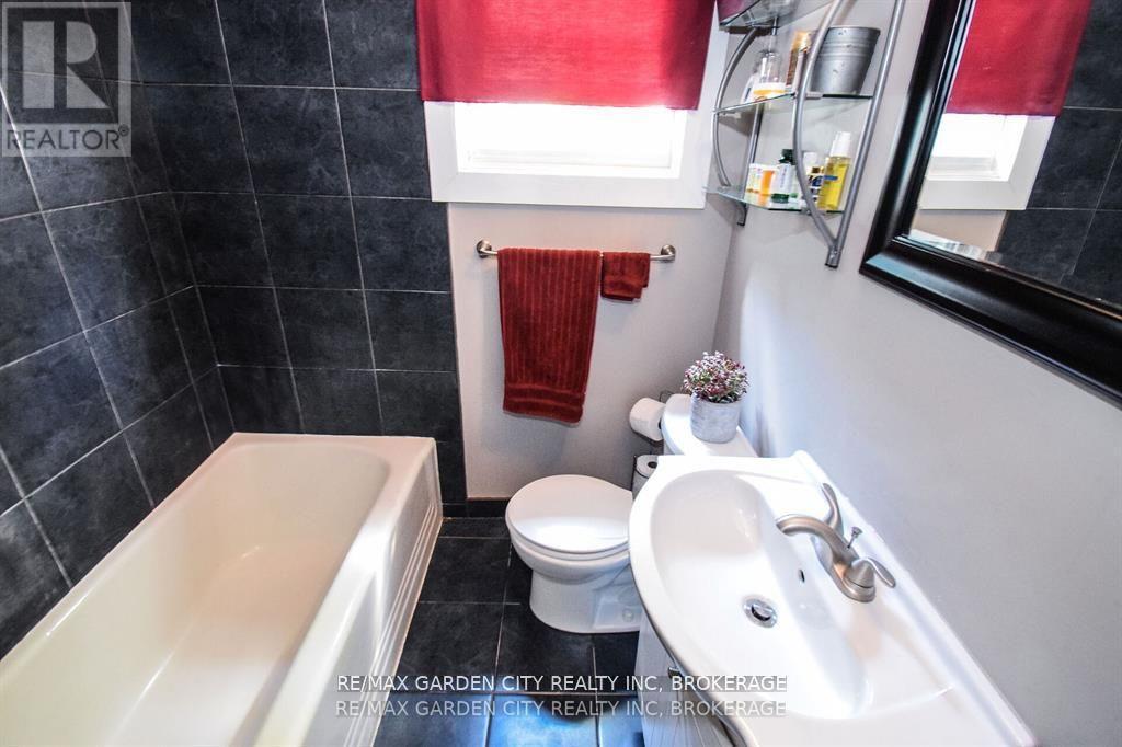 76 Beech Street, St. Catharines (Downtown), Ontario  L2R 2B7 - Photo 20 - X12399499