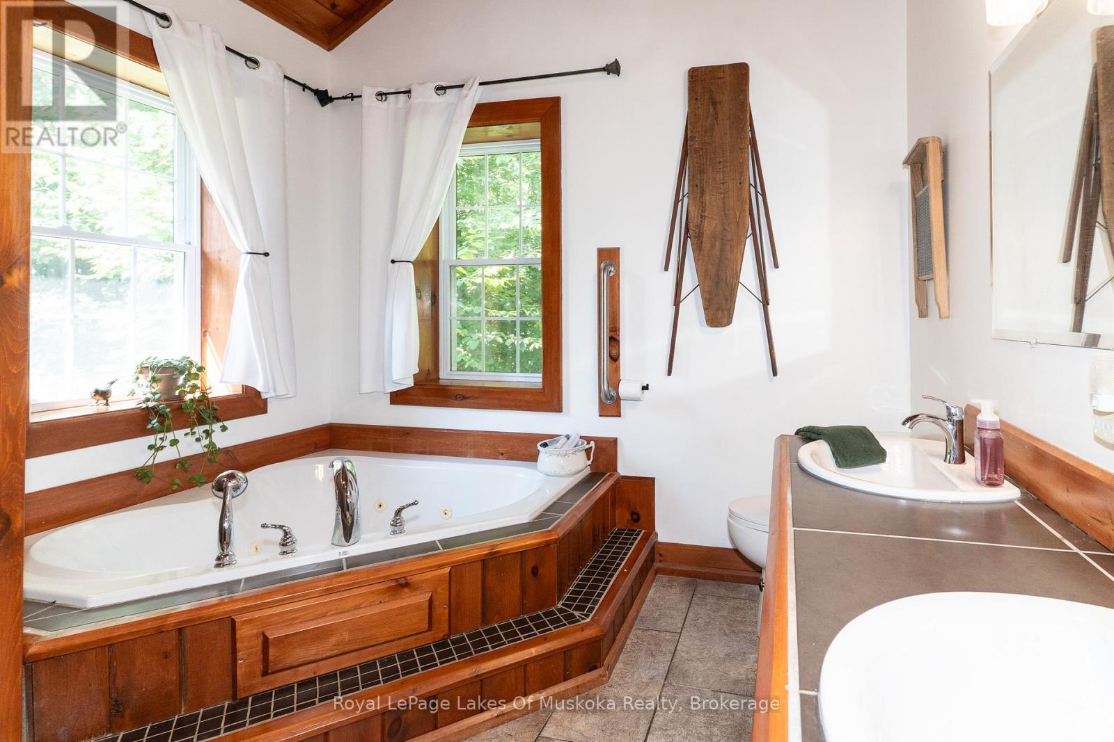 1080 Walkers Glenn Crescent, Lake Of Bays (Sinclair), Ontario  P1H 2J6 - Photo 36 - X12399329