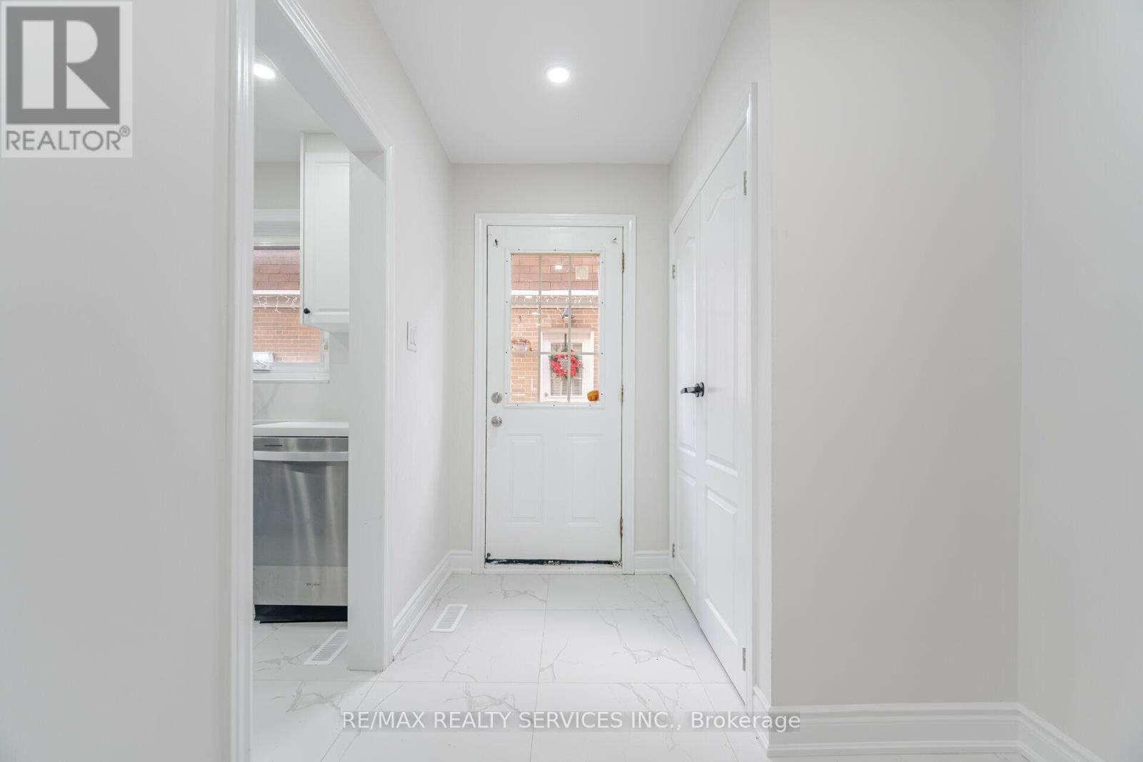 Property at 41 TOWN HOUSE CRESCENT image 2