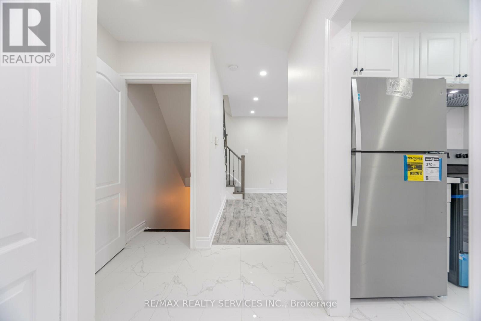 Property at 41 TOWN HOUSE CRESCENT image 3
