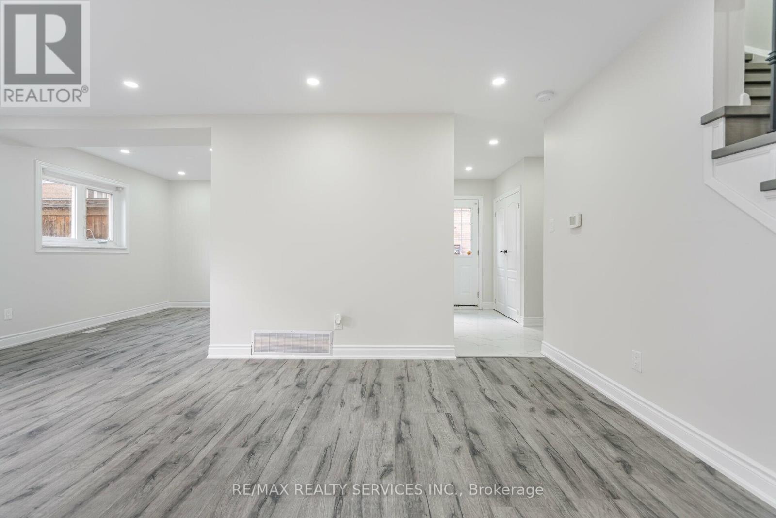 Property at 41 TOWN HOUSE CRESCENT image 4