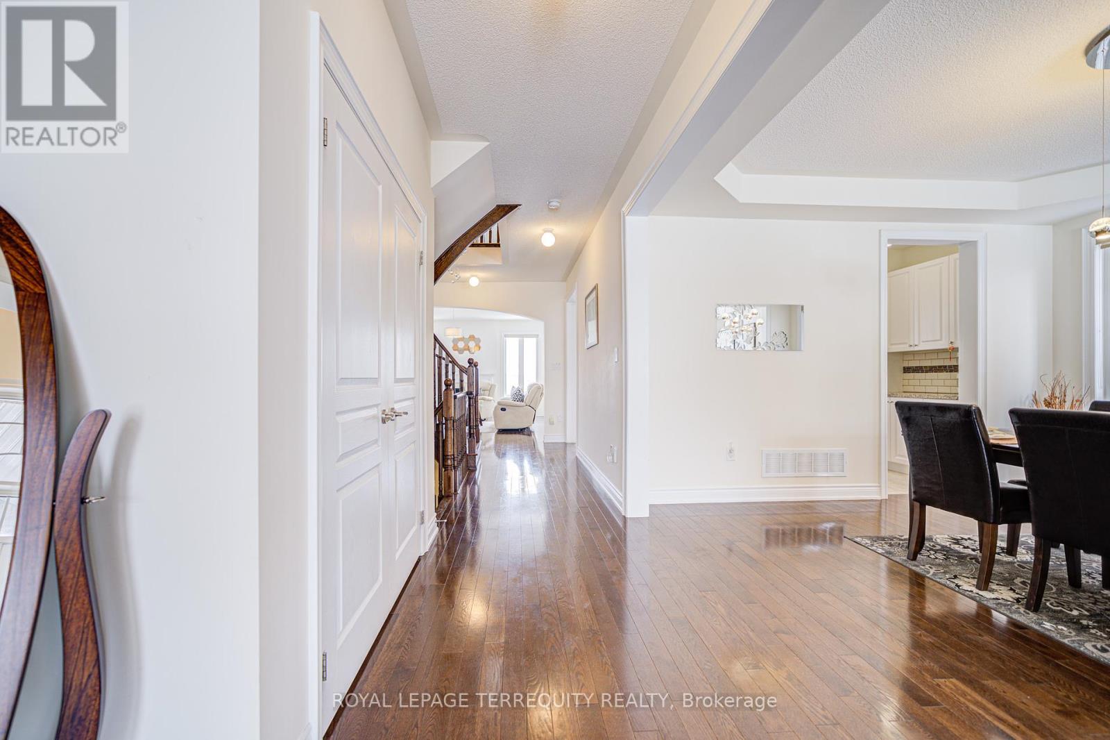 32 Mistyglen Crescent, Brampton (Credit Valley), Ontario  L6Y 0X2 - Photo 11 - W12399310