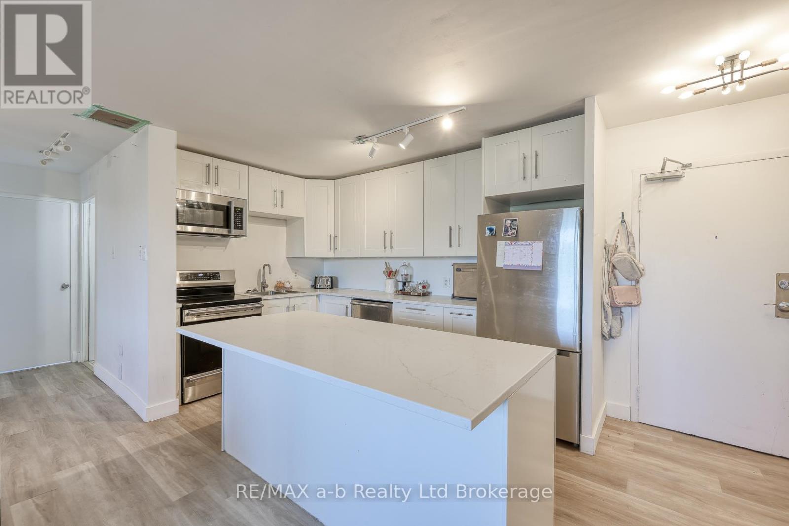 510 - 563 Mornington Avenue, London East, Ontario  N5Y 4T8 - Photo 3 - X12399417
