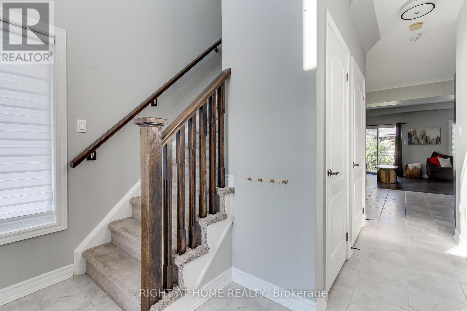 58 Carleton Trail, New Tecumseth, Ontario  L0G 1A0 - Photo 7 - N12399336