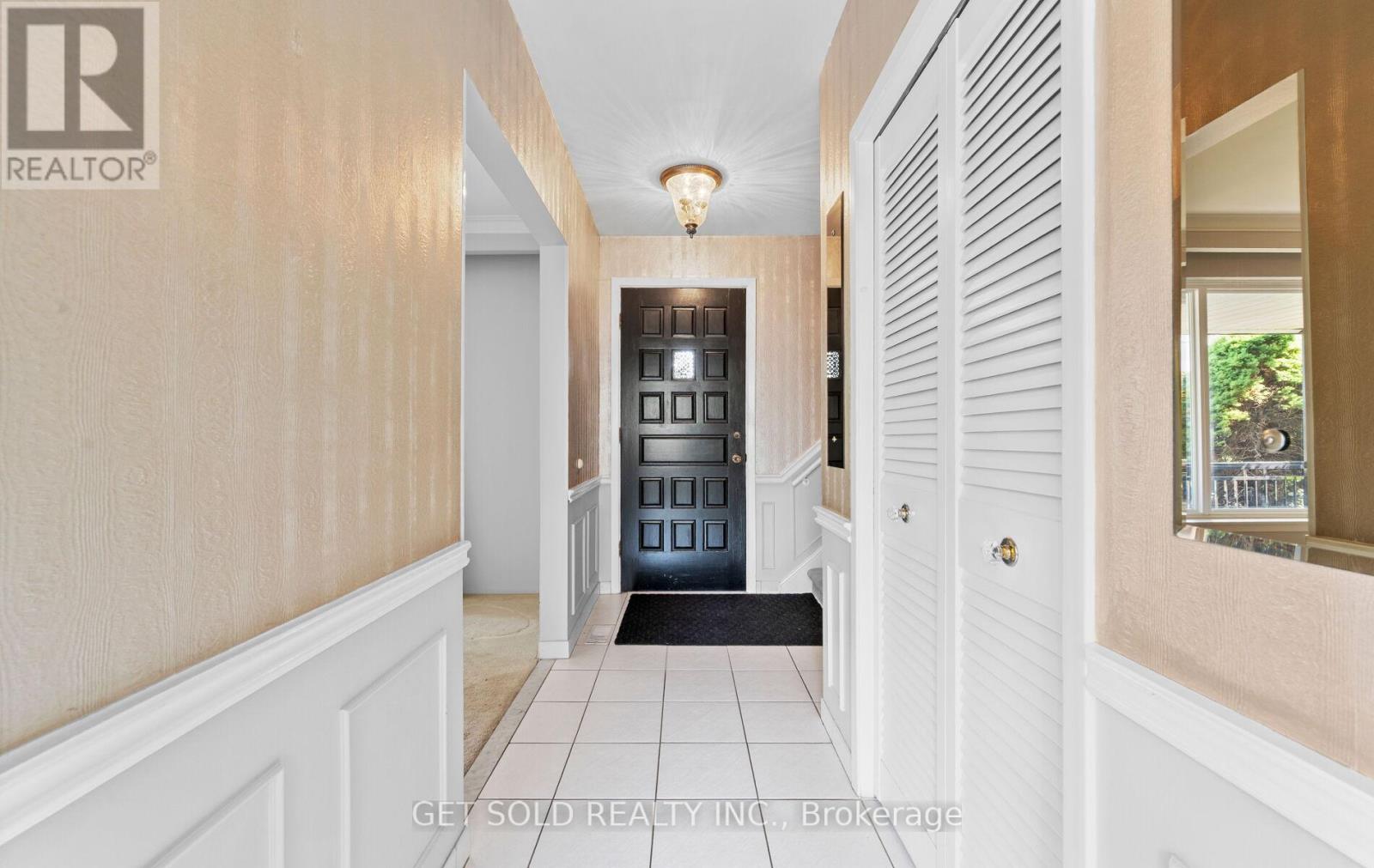 54 Ringway Crescent, Toronto, Ontario  M9W 1X4 - Photo 4 - W12394344