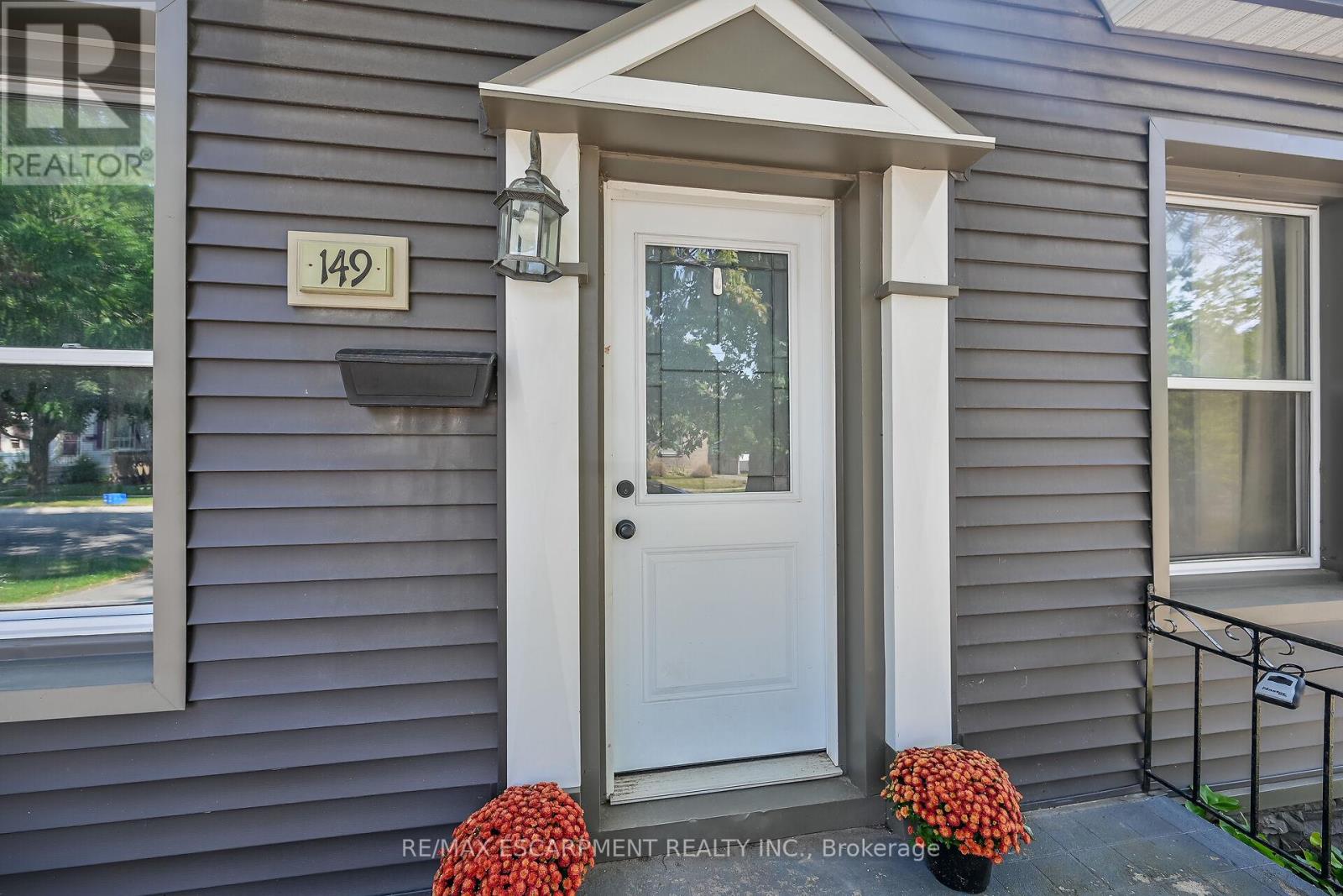 149 Elgin Street, Brantford, Ontario  N3S 5A4 - Photo 2 - X12395755