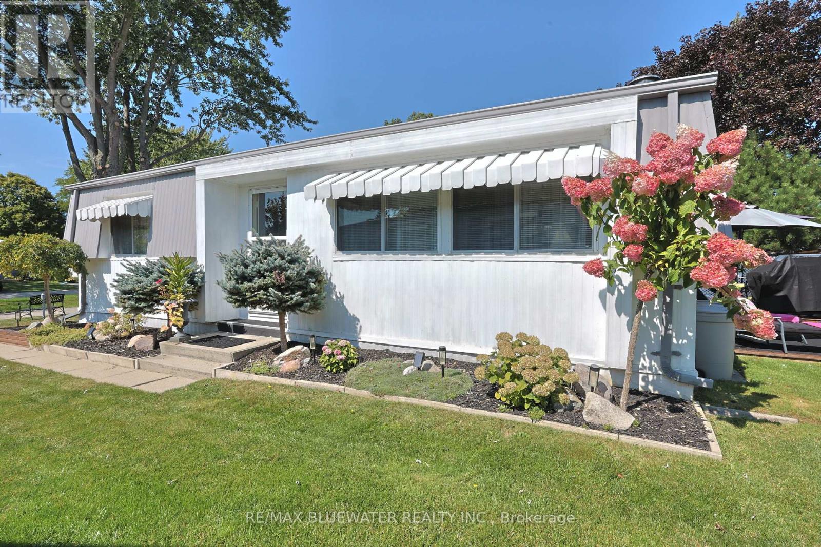 208 Biltmore Drive, South Huron, Ontario  N0M 1T0 - Photo 1 - X12399588