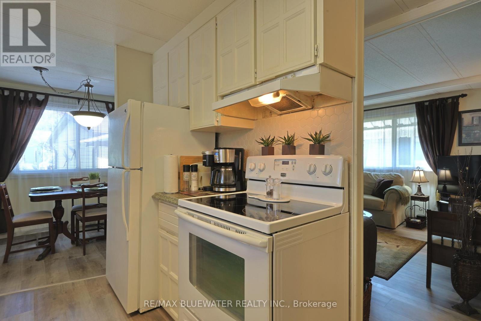208 Biltmore Drive, South Huron, Ontario  N0M 1T0 - Photo 19 - X12399588