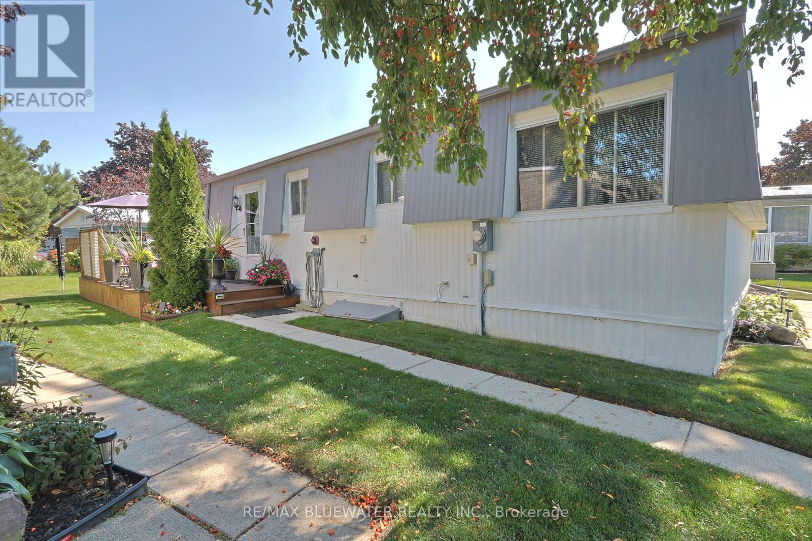 208 Biltmore Drive, South Huron, Ontario  N0M 1T0 - Photo 8 - X12399588