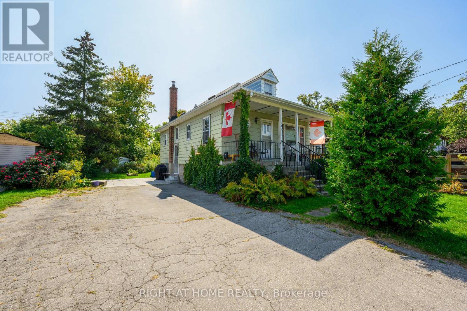 212 Troy Street, Mississauga, Ontario  L5G 1S7 - Photo 13 - W12399378