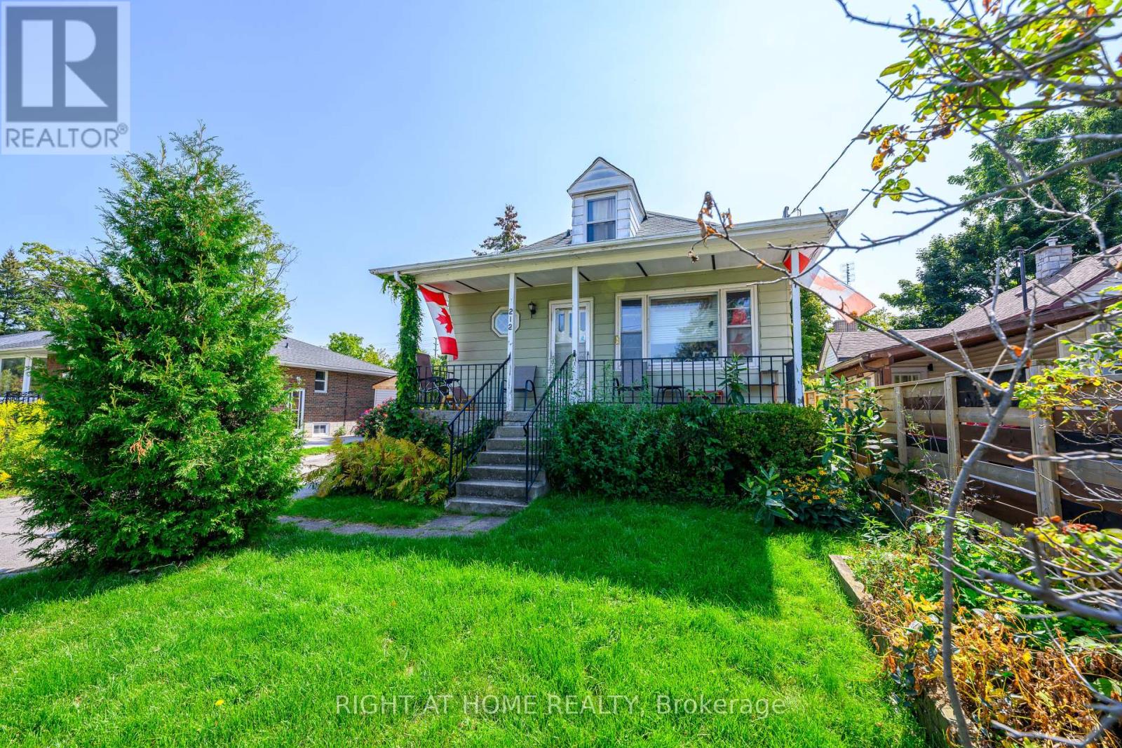 212 Troy Street, Mississauga, Ontario  L5G 1S7 - Photo 14 - W12399378
