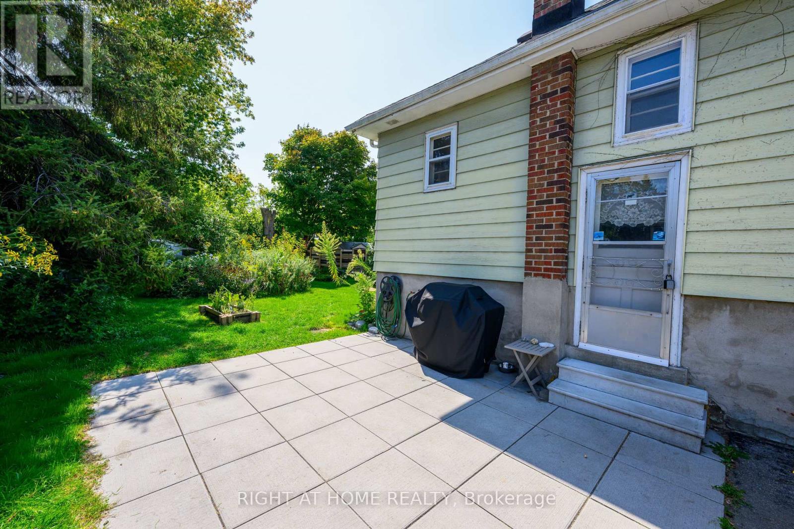 212 Troy Street, Mississauga, Ontario  L5G 1S7 - Photo 3 - W12399378