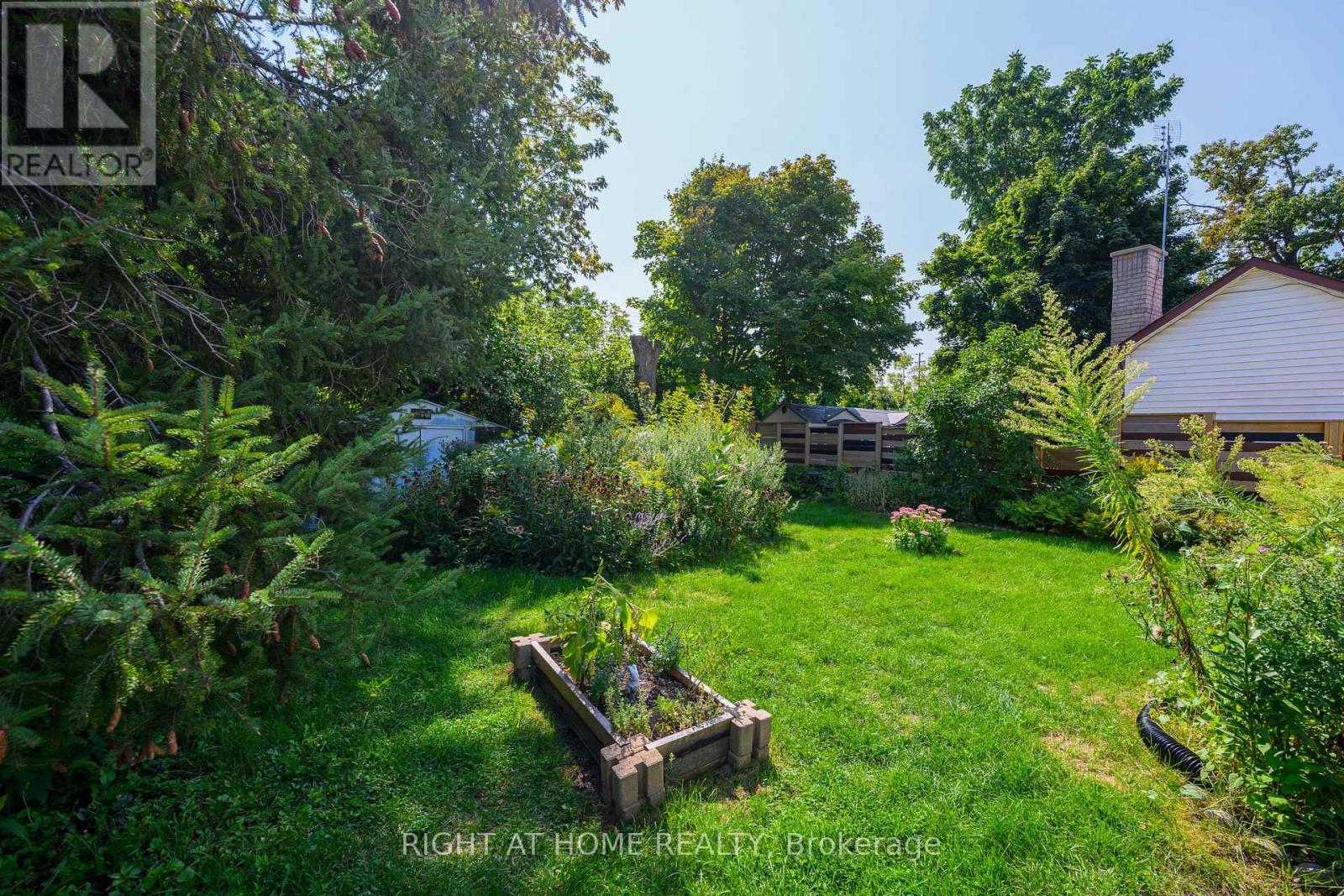 212 Troy Street, Mississauga, Ontario  L5G 1S7 - Photo 5 - W12399378