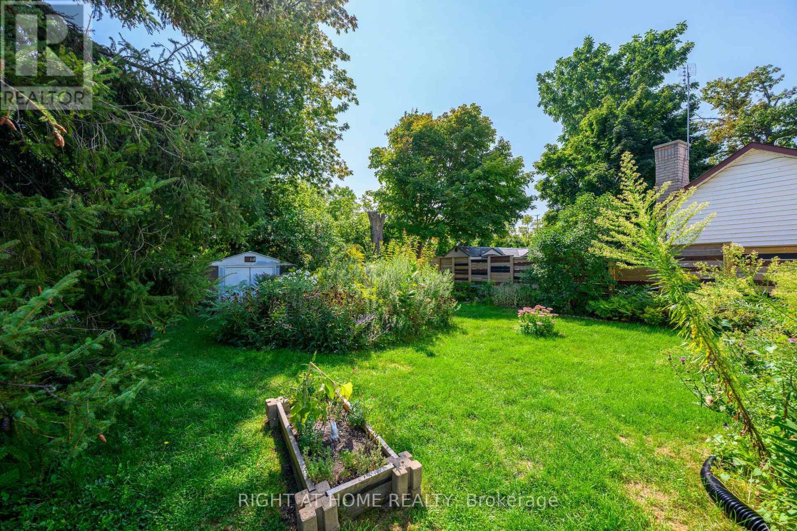 212 Troy Street, Mississauga, Ontario  L5G 1S7 - Photo 6 - W12399378